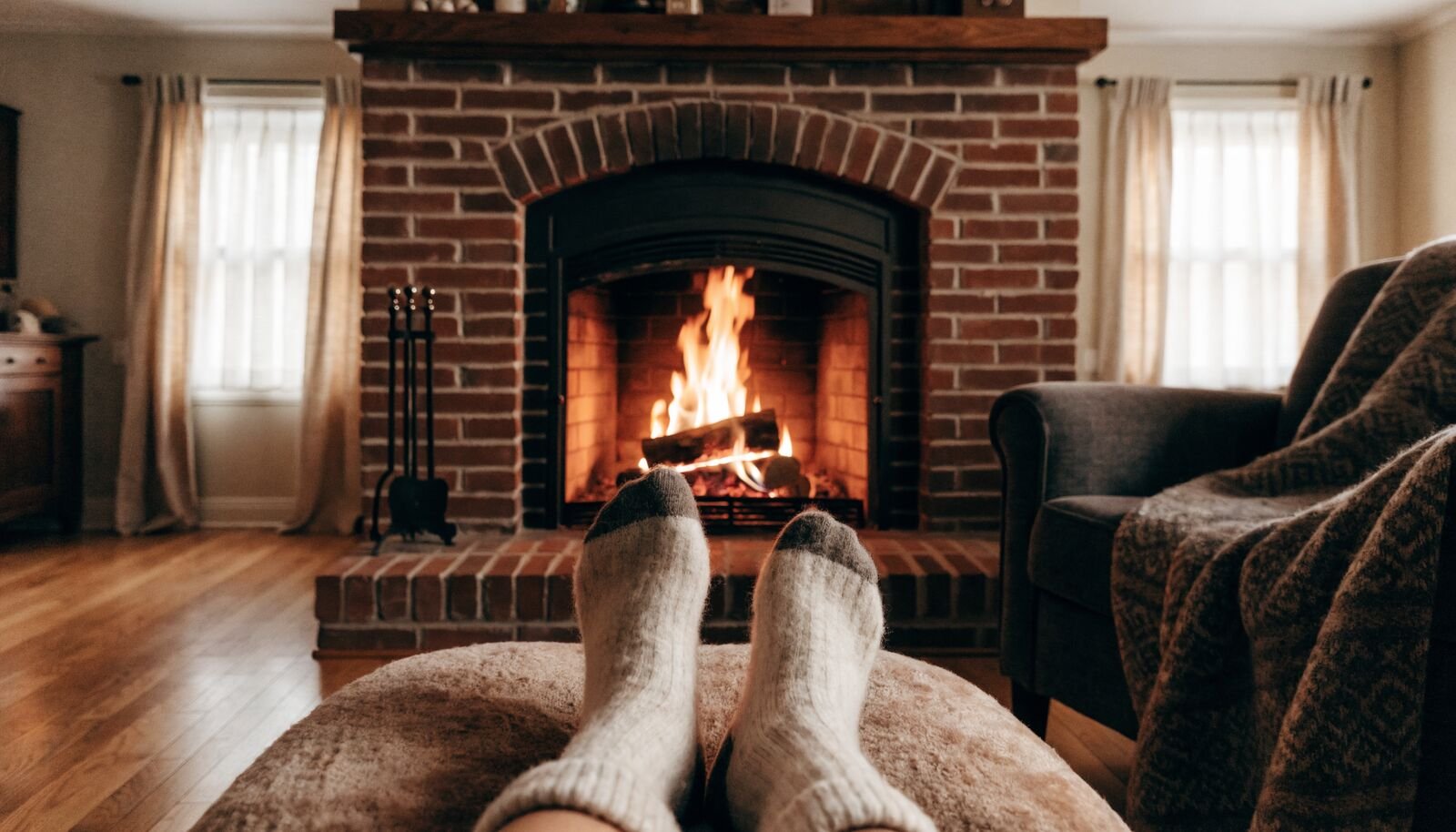 Les pieds en l'air près d'un feu de bois